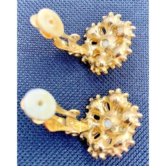 Vintage Richelieu Crystal and Pearl Flower Clip earrings - Picture 7 of 7